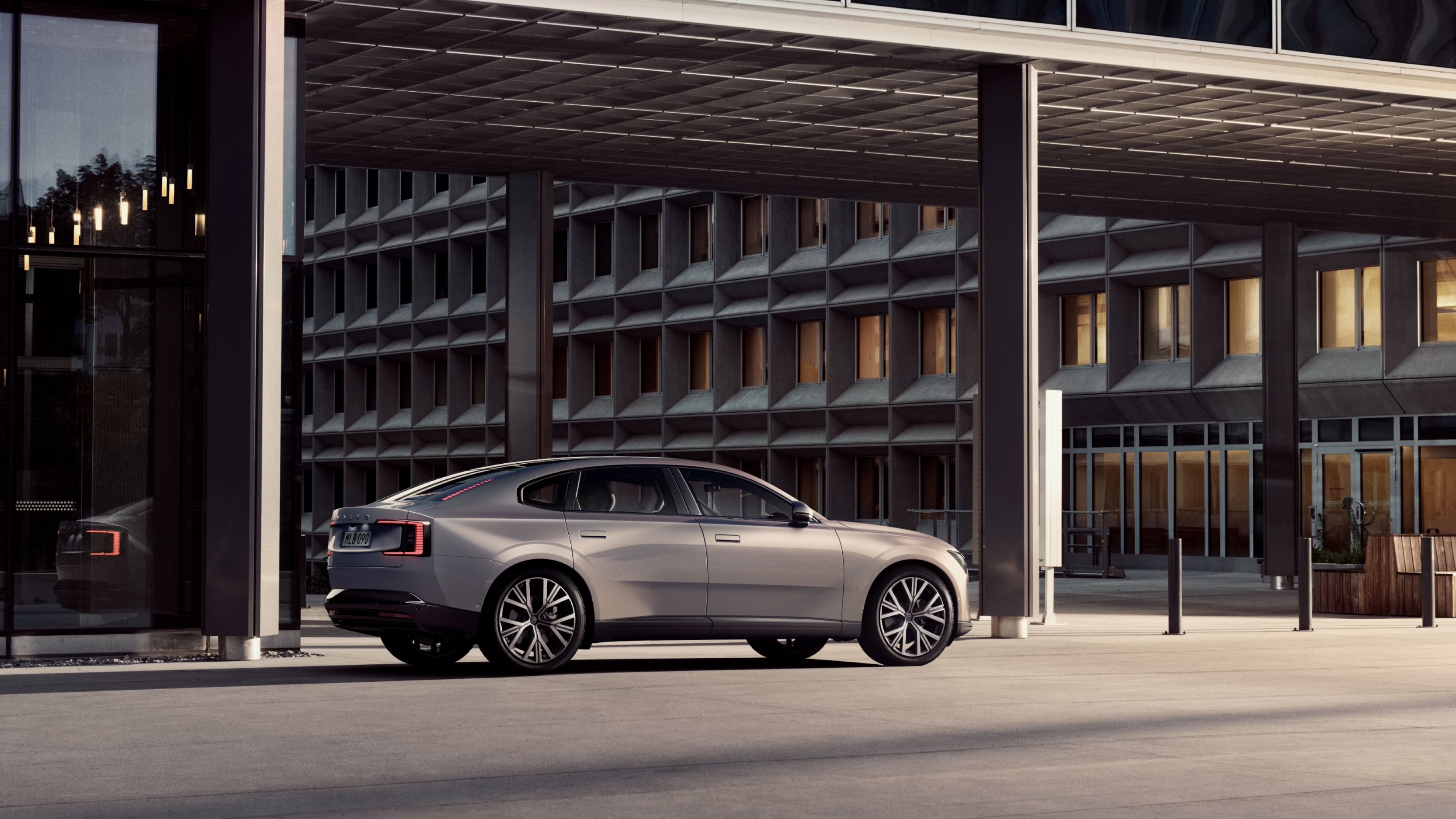 Volvo ES90 i stadstrafik sedd från sidan