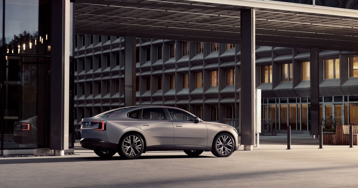 Volvo ES90 i stadstrafik sedd från sidan