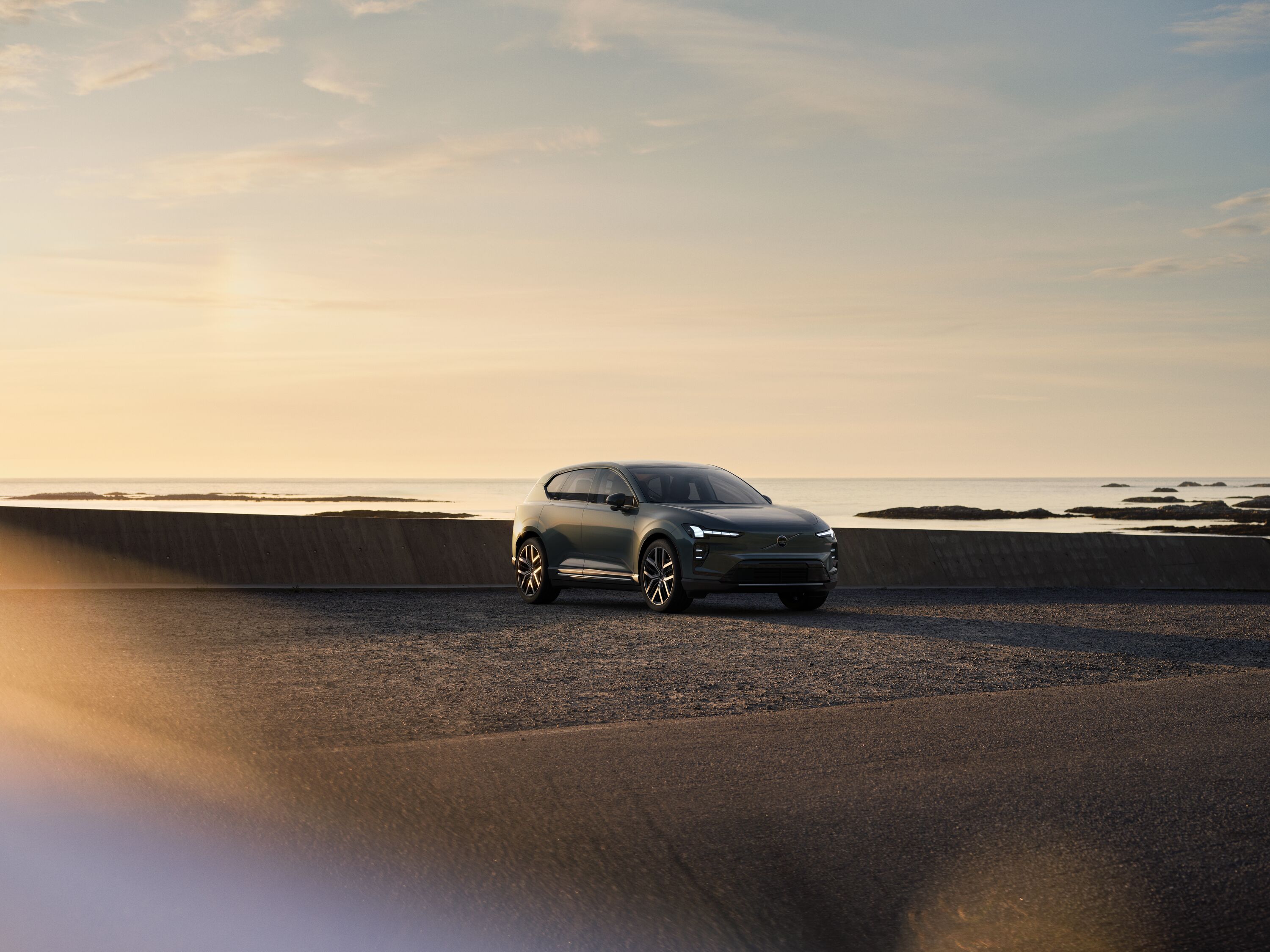 Volvo EX60 parkerad vid havet.