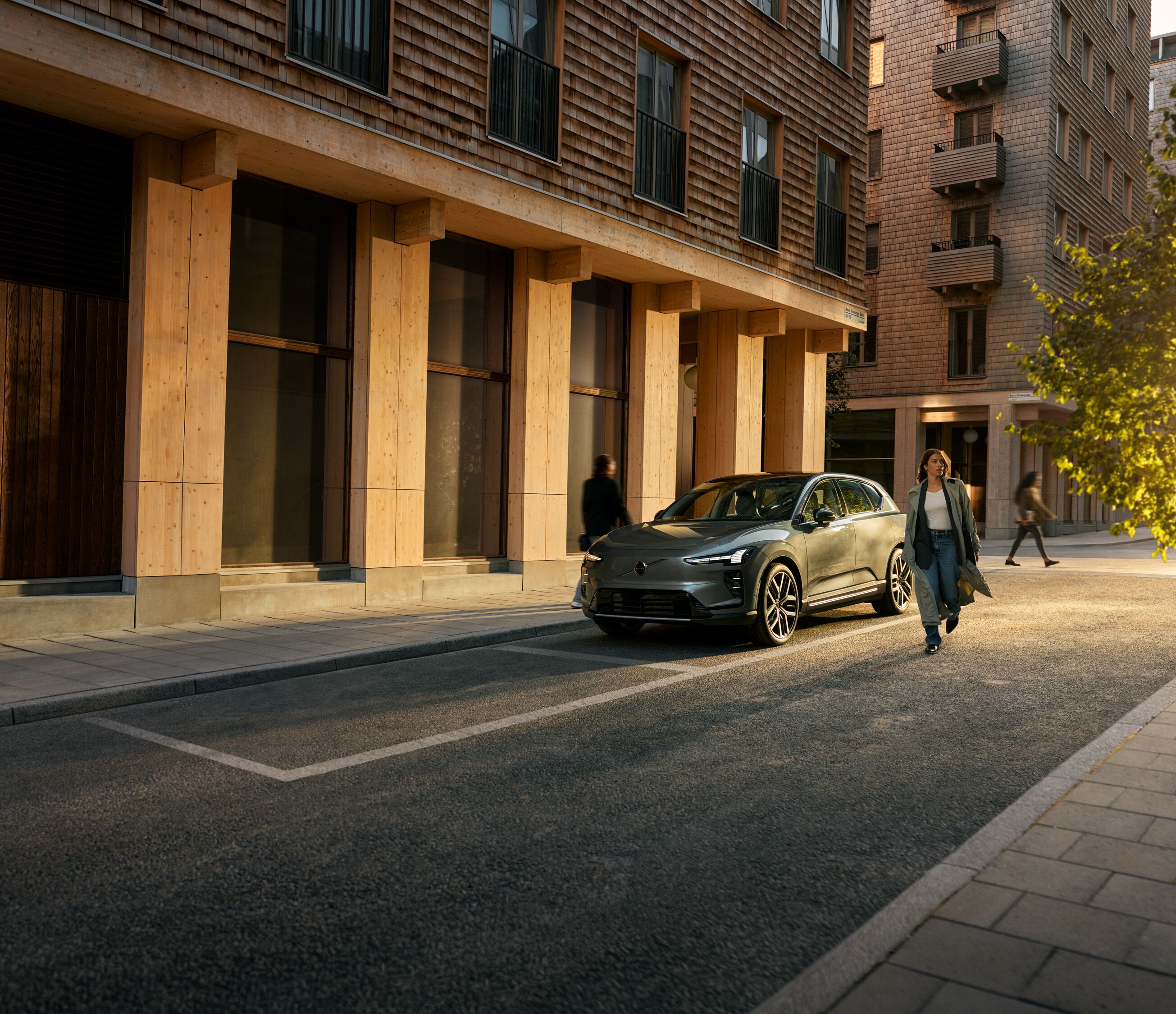 Volvo EX60 parkerad på gata i stadsmiljö