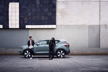 Volvo XC40 med två personer i bild 