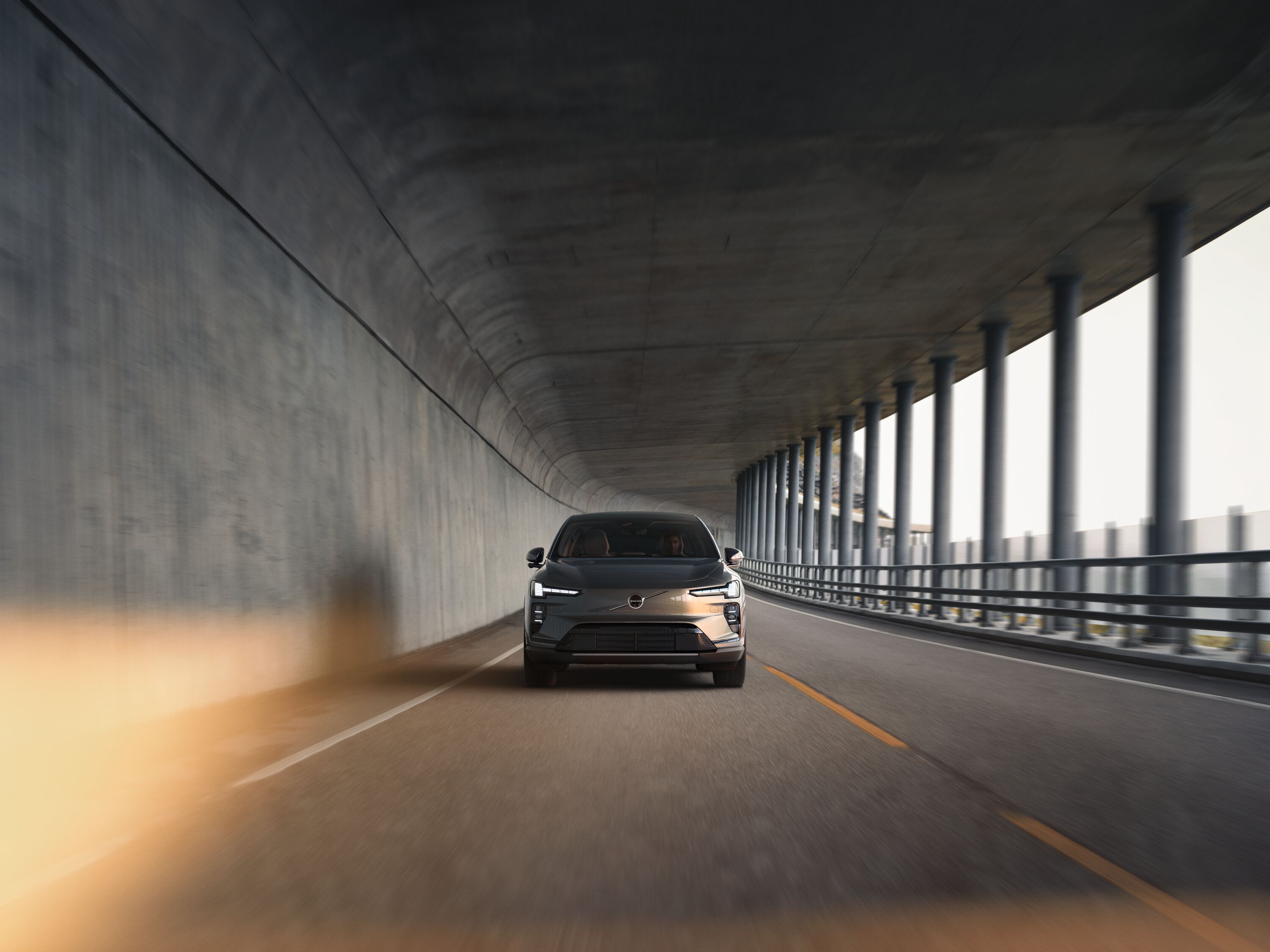 Volvo EX60 sedd framifrån som kör på väg