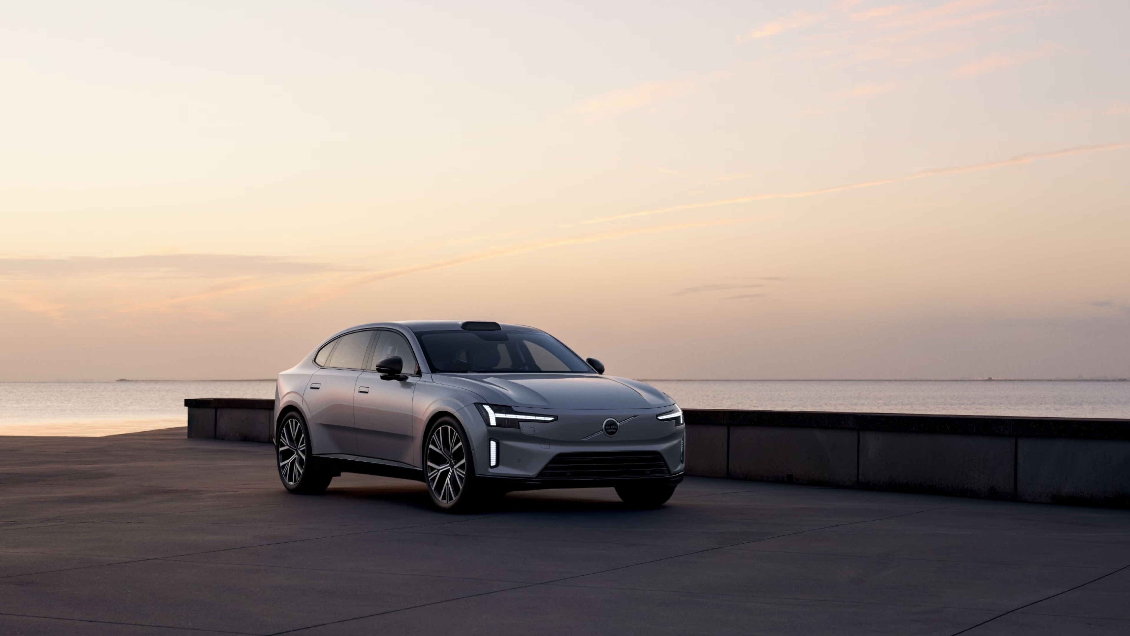 Volvo ES90 snett framifrån