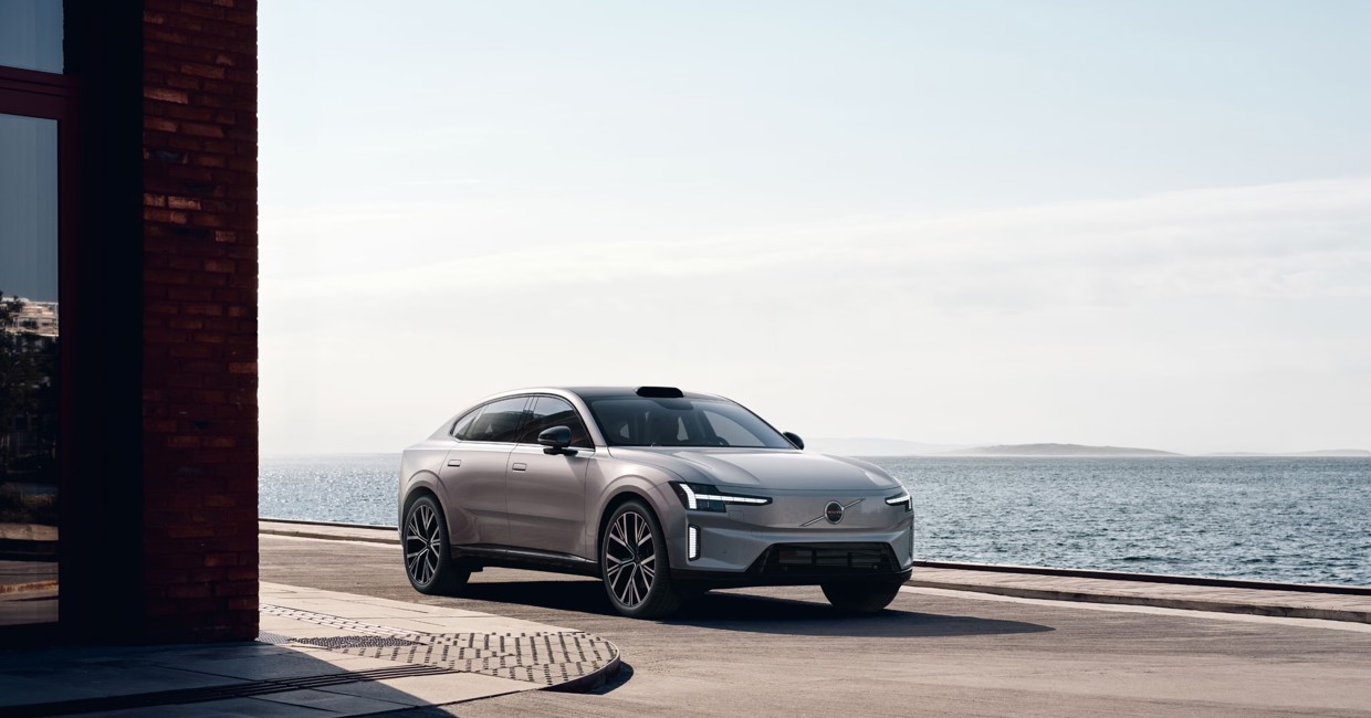 Volvo ES90 som kommer runt ett hörn